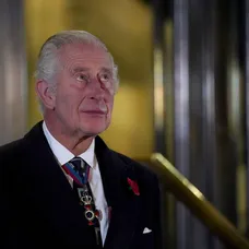 Britský kráľ Karol III. odhalil sochy svojich rodičov - zosnulej kráľovnej Alžbety II. a zosnulého princa Philipa - na vstupnom priečelí londýnskej Royal Albert Hall