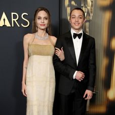 Angelina Jolie so synom Knoxom na Governors Awards v LA