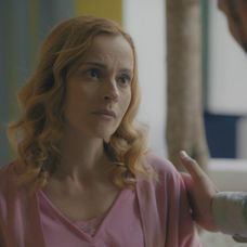 Adela (Lívia Bielovič) Andrejovi (Ján Koleník) popísala jeho premenu na bezcitného lekára.
