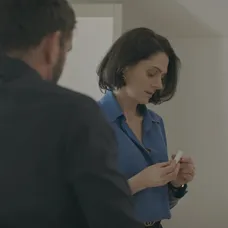 Zábery z prvej epizódy seriálu Zrada.