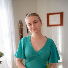 Sľub - Táňa vyzerá v plesových šatách, ktoré jej kúpil otec, nádherne