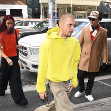 Justin Bieber zamieril do nahrávacieho štúdia v New Yorku, no svojím prázdnym pohľadom vydesil fanúšikov.