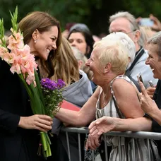 William a Kate pozdravili smútiaci dav.