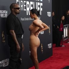 Kanyeho manželka prišla na Grammys takmer nahá