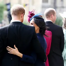 Vojvodkyňa Meghan s princom Harrym na svadbe princeznej Eugenie.