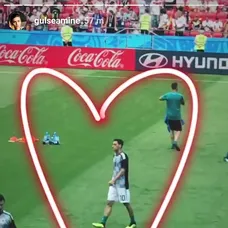 Amine Gülşe počas MS vo futbale v Rusku fandila snúbencovi