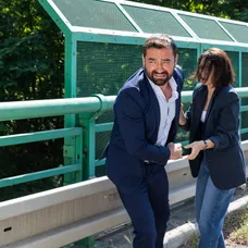 Nakrúcanie scény v seriáli Zrada, keď chcel Jakub (Milan Ondrík) skočiť z mosta, sprevádzali prísne bezpečnostné opatrenia.