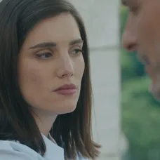 Andrej (Ján Koleník) po nádhernom vyznaní pobozkal Júliu (Sarah Arató).