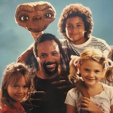 Drew Barrymore (vpravo dole) vo filme E.T. mimozemsťan z roku 1982