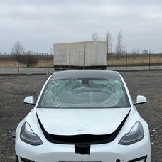 Mirov elektromobil skončil v rybníku, momentálne je v takomto stave