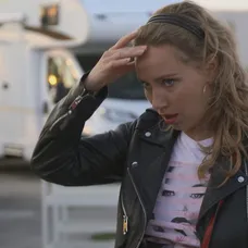 Nina sa s Dominikom v kaviarni rozišla.
