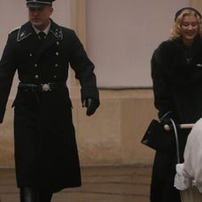 Pokojná prechádzka Waltera a Helgy s deťmi sa v sekunde zmení na horor.