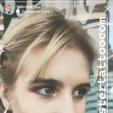Emma Čaputová s pírsingom 