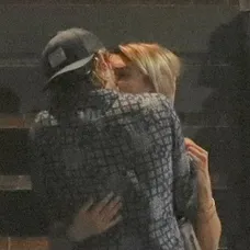 Tom Felton s neznámou blondínkou