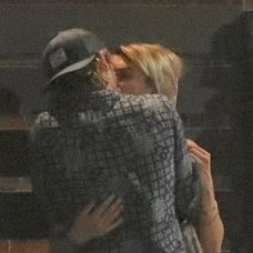 Tom Felton s neznámou blondínkou