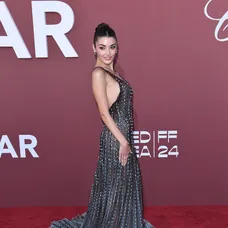 Hande Erçel v Cannes