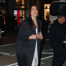 Dua Lipa nosí biele lodičky z minimalistickým outfitom.