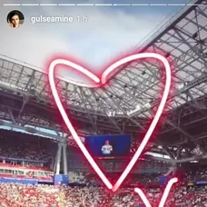 Amine Gülşe počas MS vo futbale v Rusku fandí snúbencovi Mesutovi