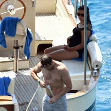 Jamie Dornan na lodi smanželkou Ameliou Warner. 