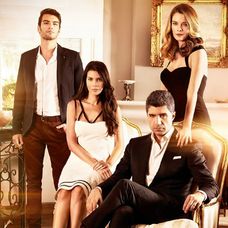 Kúsok zo mňa - Kerem, Elif, Kahraman a Defne (Gülbey İleri, Hatice Şendil, Özcan Deniz a Begüm Kütük)