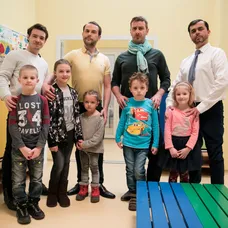 Dávid Hartl, Juraj Kemka, Števo Martinovič a Roman Pomajbo ako Oteckovia v Kredenci