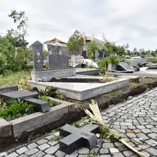 Zničené náhrobky na cintoríne v obci Moravská Nová Ves, okres Hodonín.