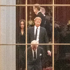 Rakvu previezli do Buckinghamského paláca