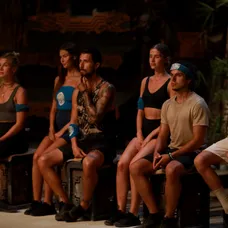Survivor po desiatej kmeňovej rade a dueli s Andreou opustila Pavlína.