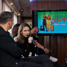 Zábery z tlačovej konferencie k premiére filmu Kavej, ktorá sa konala v železničnom vagóne