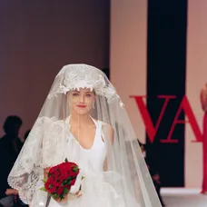 Sharon Stone na prehliadke značky Valentino v roku 1993.