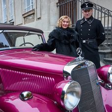 Helga dostala od Waltera ružový Mercedes.