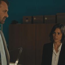 Adama prekvapí nečakané pozvanie na večeru od Eleny.