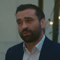 Jakub (Milan Ondrík) chce, aby to s Evou (Klára Issová) skúsili od začiatku.