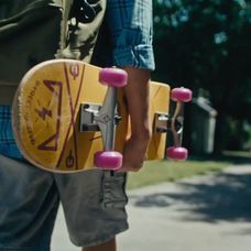 Tomáš príde domov s Dankovým skateboardom.