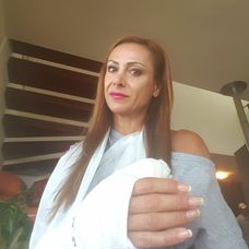 Zora so sadrou na ruke