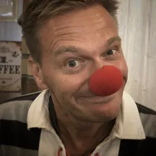 Martin Nikodým s červeným nosom. 
