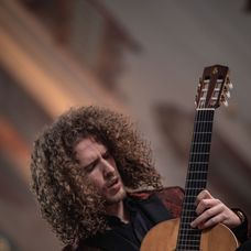 Gitarový virtuóz Dávid Bílek vyráža na turné po celom Slovensku