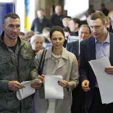 Vitalij Klitchko s manželkou Nataliou a bratom Vladimirom.
