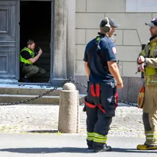 Muž na elektrickom vozíku hodil zápalné fľaše na kráľovský palác v Osle