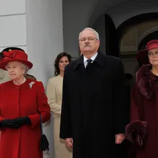 Kráľovná Alžbeta II. počas privítania pred Prezidentským palácom s Ivanom Gašparovičom, princ Philip stojí za ňou.
