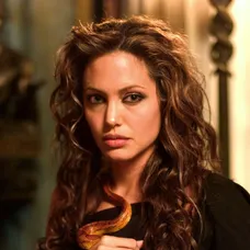 Angelina Jolie a jej premeny vzhľadu.