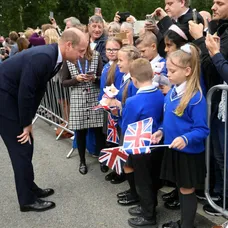 William a Kate pozdravili smútiaci dav.