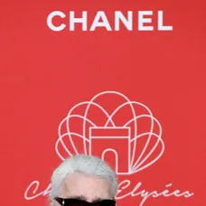 Karl Lagerfeld prichádza na koniec prehliadky svojej dámskej kolekcie značky Chanel pre sezónu jar-leto 2017 v Paríži 4. októbra