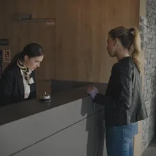 Katka vyhľadá Evu v hoteli.
