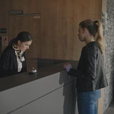 Katka vyhľadá Evu v hoteli.