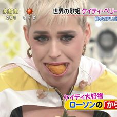 Katy Perry si do úst napchala naraz sedem kuracích nugetiek