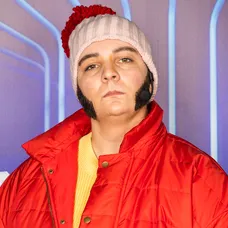 Simona Salátová ako Ivan Mládek.