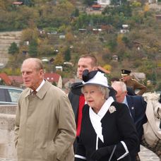 Kráľovná Alžbeta II. s manželom princom Philipom na hrade Devín.