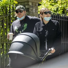 Rupert Grint s dcérkou v náručí (záber nebol rastrovaný redakciou, pozn. red.)