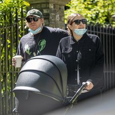 Rupert Grint s dcérkou v náručí (záber nebol rastrovaný redakciou, pozn. red.)